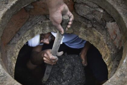 Vasai Virar Region Sewage Workers : वसई पूर्व के एवरशाइन इंडस्ट्रीज में सीवेज टैंक की सफाई करने उतरे एक सफाई कर्मचारी की दम घुटने से मौत हो गई है.