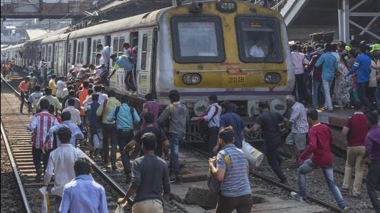 Mumbai Local Train Accident :मुंबई लोकल ने ली एक और जान!