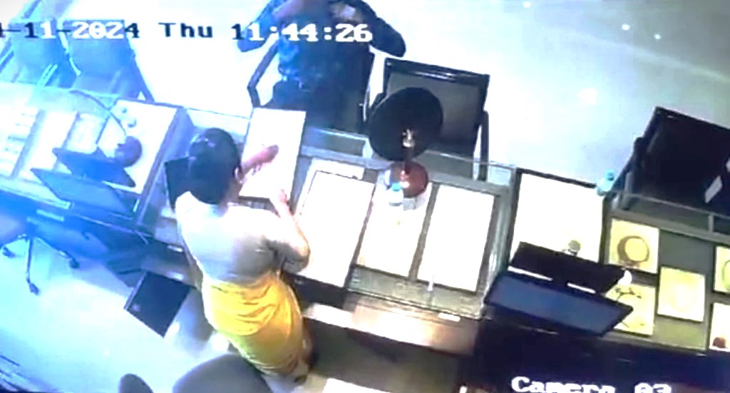 Vasai Thief : एक ठग जोड़ा "प्रेमी खरीदार और प्रेमिका बेचनदार" बन मशहूर ज्वेलरी शॉप से उड़ा ली सोने की चेन!