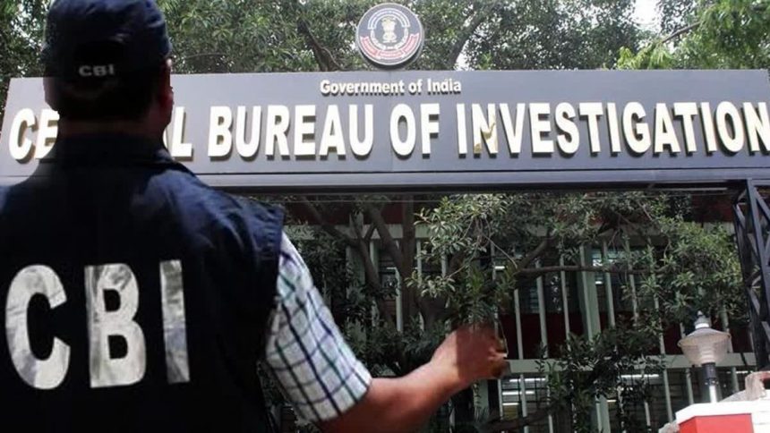 Cbi Caught Income Tax Officer Taking Bribe : आयकर अधिकारी को 4 लाख रुपये की रिश्वत लेते रंगे हाथों किया गिरफ्तार