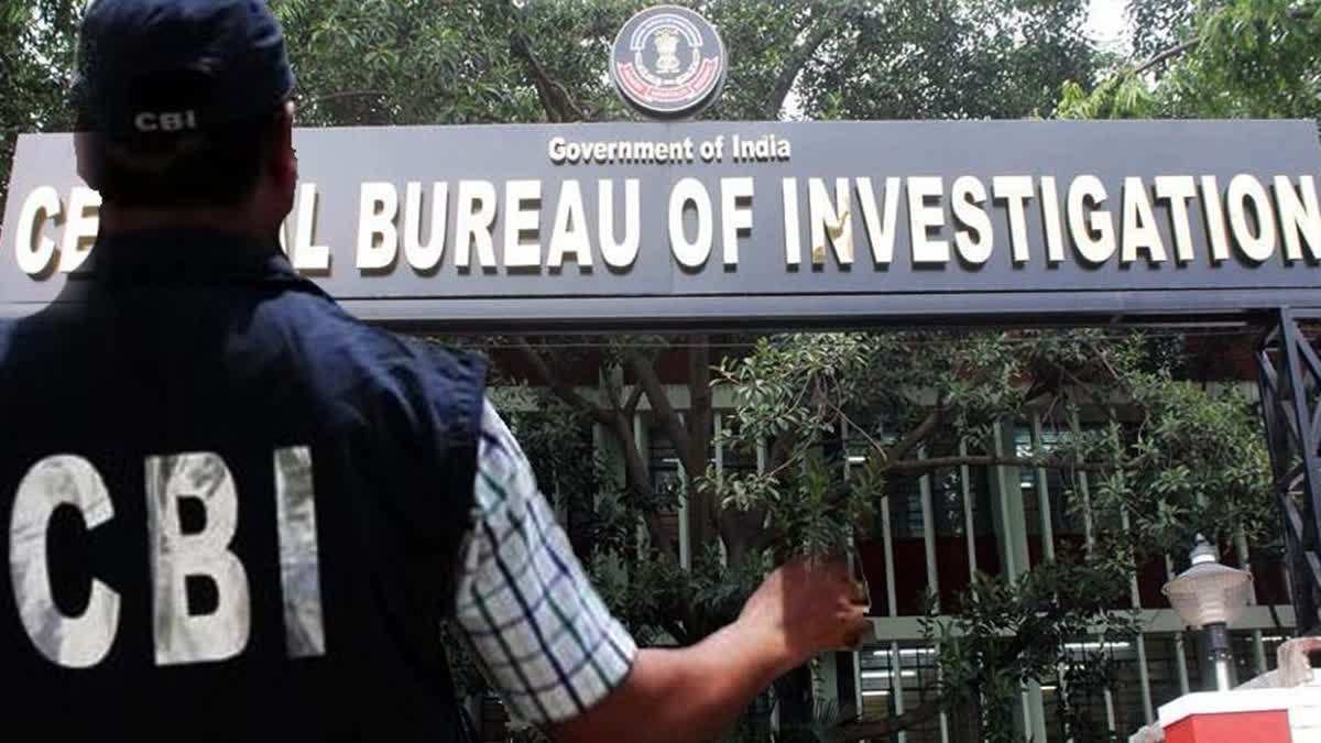 CBI Caught Income Tax Officer Taking Bribe : आयकर अधिकारी को 4 लाख रुपये की रिश्वत लेते रंगे हाथों किया गिरफ्तार