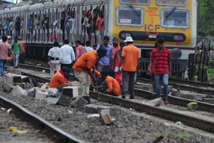 Mumbai Local Train Mega Block : मुंबई की तरफ़ निकलने से पहले पढ़ें ये खबर,जानिए कहां है रविवार को जंबो मेगा ब्लॉक