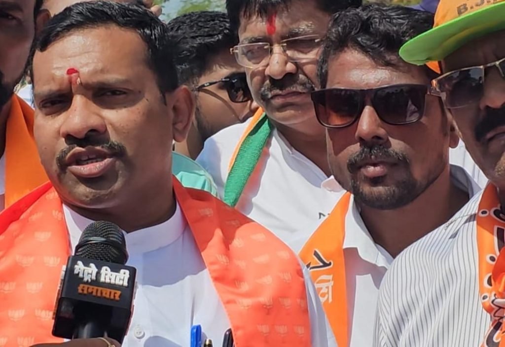 Palghar Loksabha 2024 Nomination : दमख़म के साथ भाजपा के उम्मीदवार डॉ. हेमंत सावरा ने भरा नामांकन