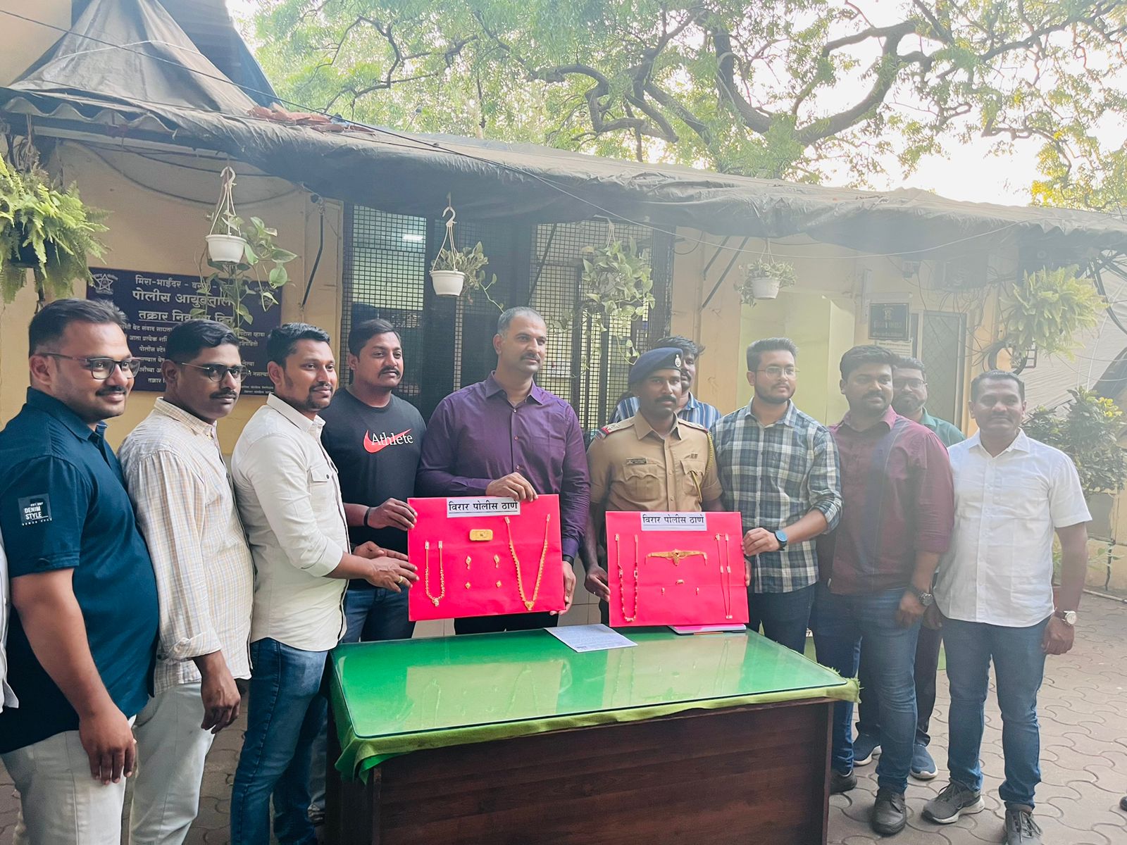 Virar Police Busted A Case Of Burglary : पुलिस ने 48 घंटे के भीतर घर से लगभग 400 ग्राम सोना चोरी करने वाले आरोपियों को किया गिरफ़्तार