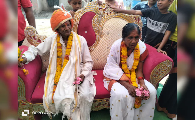 80 Years Old Man Got Married Amravati : 80 साल का बुजुर्ग़ बना दूल्हा,65 साल की दुल्हन से रचाई शादी...बेटे-बहू,पोते बने बाराती