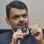 शिवाजी महाराज को कोई लुटेरा कहेगा तो बर्दाश्त नहीं करेंगे - देवेंद्र फडणवीस