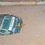 Maharashtra News: Pune Municipal Corporation सतह के नीचे पुराने कुएं के कारण ट्रक डूबा