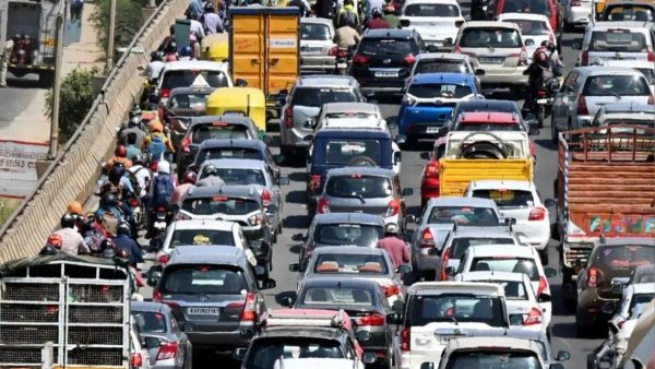 मुंबई में ट्रैफिक व्यवस्था सुधारने के लिए पार्किंग नीति पर मंत्री प्रताप सर्नाईक ने बैठक में दिए सुझाव