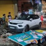 नालासोपारा अंबावाड़ी में सड़क पर खड़ी बाइकों को टक्कर मारती सफेद कार, बाउंड्री वॉल से टकराई कार