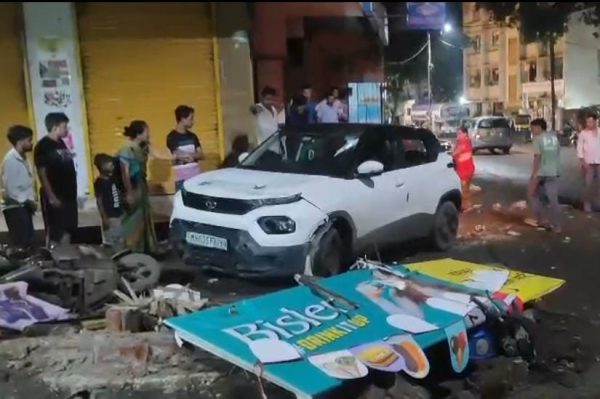 नालासोपारा अंबावाड़ी में सड़क पर खड़ी बाइकों को टक्कर मारती सफेद कार, बाउंड्री वॉल से टकराई कार