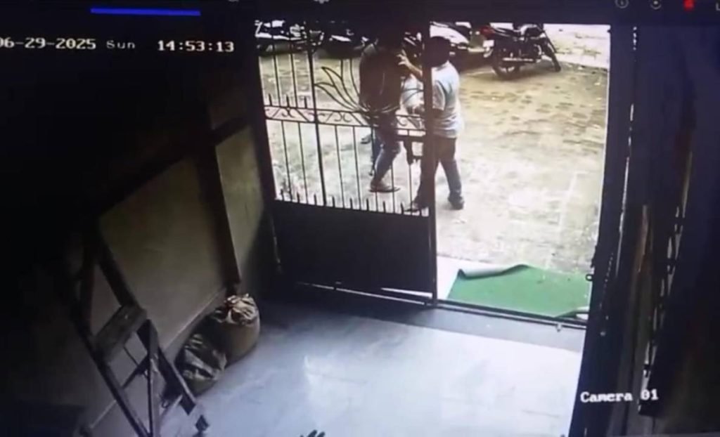 नायगांव पूर्व में एसबीआई बैंक मैनेजर पंकज पांडेय के साथ सोसायटी के निवासी किरण जाधव द्वारा मारपीट की घटना