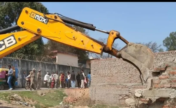 अवैध निर्माण पर TMC की कार्रवाई, अब तक 63 इमारतें ढहाईं | Metro City Samachar