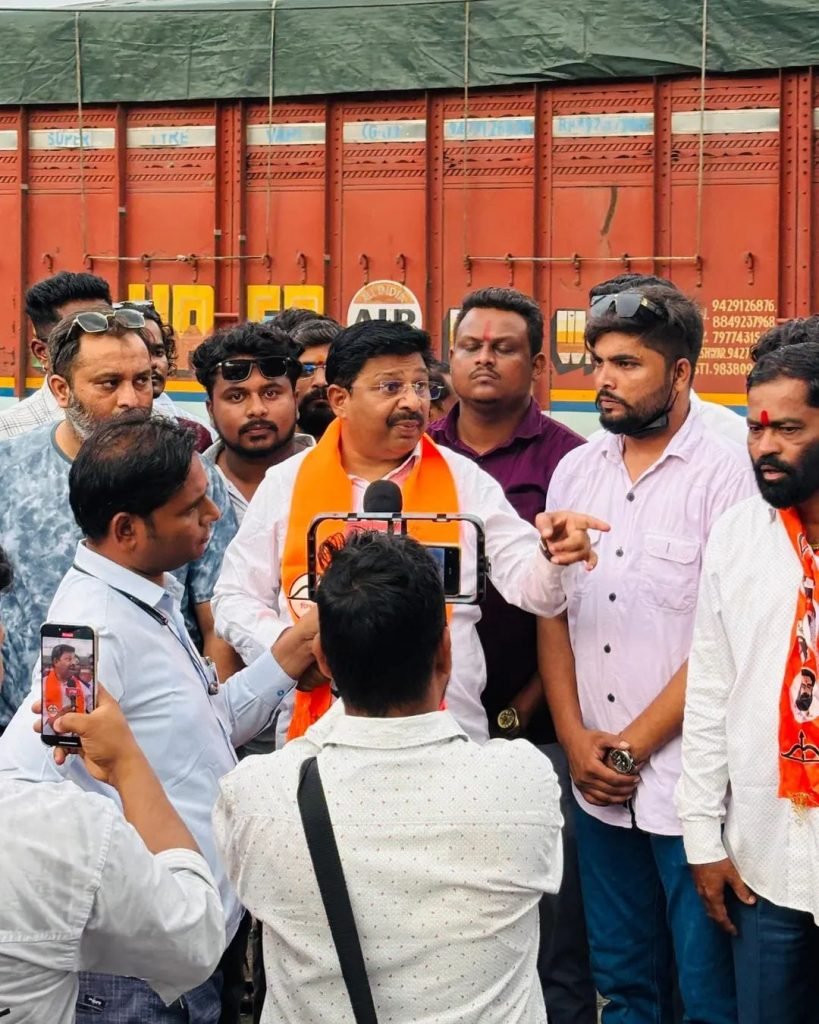 विलास तारे खानीवाडे टोल प्लाजा पर दो घंटे तक रुककर ट्रैफिक नियंत्रित करते हुए