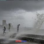 मुंबई बारिश का दृश्य, भारी बारिश में वाहन, बारिश अलर्ट पोस्टर