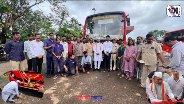 वाडा डिपो में नई बसों का उद्घाटन करते हुए सांसद हेमंत सवारा और विधायक शांताराम मोरे