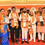 निलेश सांबरे द्वारा जिजाऊ संस्था के माध्यम से मुफ्त वहियों का वितरण