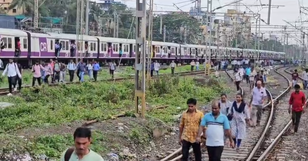 नवी मुंबई के हार्बर लाइन पर नेरूल के पास सिग्नल यंत्रणा में तकनीकी खराबी के कारण पिछले एक घंटे से लोकल ट्रेन सेवाएं बाधित लोकल में देरी के चलते कई यात्री रेलवे ट्रैक पर चलने को हुए मजबूर जिसके कारण स्टेशन पर यात्रियों की भीड़ लग थी फिलहाल अब लोकल ट्रेन सुचारु रूप से शुरू हो गई है...