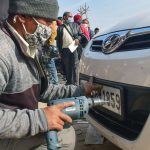 सड़क एवं राजमार्ग मंत्रालय, नई दिल्ली की अधिसूचना GSR 1162(E) (दिनांक 4 दिसंबर 2018) और SO 6052(E) (दिनांक 6 दिसंबर 2018) के साथ-साथ महाराष्ट्र परिवहन आयुक्त कार्यालय के परिपत्र (23 दिसंबर 2024) के अनुसार, 1 अप्रैल 2019 से पहले महाराष्ट्र में पंजीकृत सभी वाहनों पर HSRP लगाना अनिवार्य किया गया है। पहले इसके लिए अंतिम तिथि 31 मार्च 2025 तय की गई थी।
