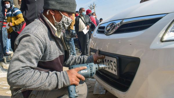 सड़क एवं राजमार्ग मंत्रालय, नई दिल्ली की अधिसूचना GSR 1162(E) (दिनांक 4 दिसंबर 2018) और SO 6052(E) (दिनांक 6 दिसंबर 2018) के साथ-साथ महाराष्ट्र परिवहन आयुक्त कार्यालय के परिपत्र (23 दिसंबर 2024) के अनुसार, 1 अप्रैल 2019 से पहले महाराष्ट्र में पंजीकृत सभी वाहनों पर HSRP लगाना अनिवार्य किया गया है। पहले इसके लिए अंतिम तिथि 31 मार्च 2025 तय की गई थी।