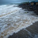 मीरा-भायंदर उत्तन में समुद्र की लहरों से घरों में पानी