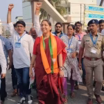 वसई में विधायक स्नेहा दुबे पंडित द्वारा भूमिपूजन करते हुए