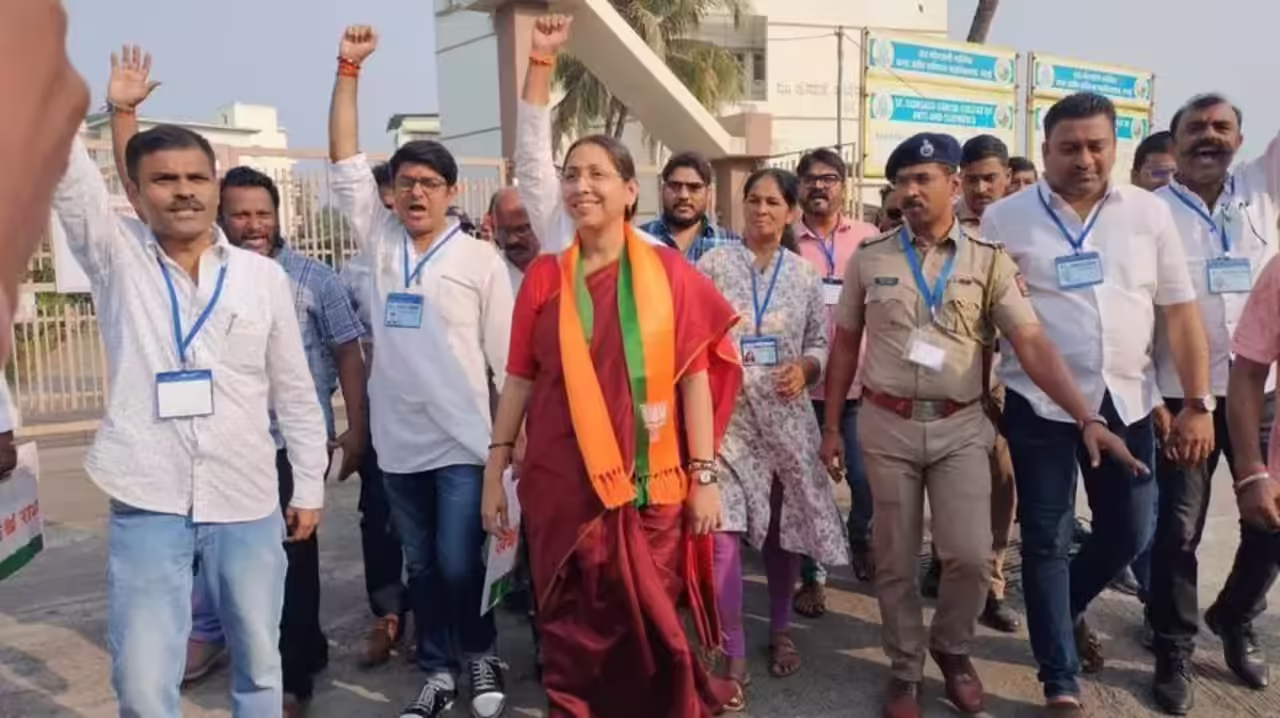 वसई में विधायक स्नेहा दुबे पंडित द्वारा भूमिपूजन करते हुए