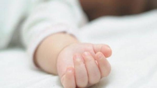 प्लास्टिक थैले में लिपटी नवजात बच्ची को पुलिस ने नालासोपारा में बचाया