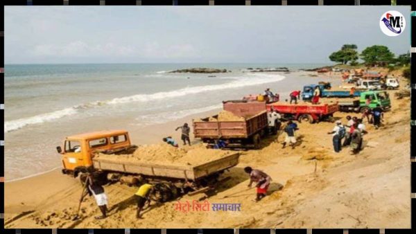 वसई-विरार के समुद्र तट पर अवैध रेत खनन करते लोग
