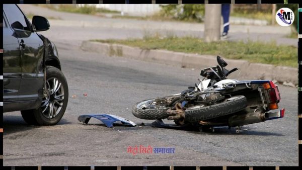 नवी मुंबई के जेएनपीटी हाईवे पर बारिश के दौरान दुर्घटनाग्रस्त बाइक