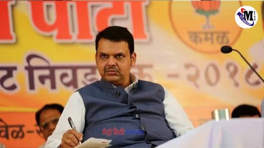 मुख्यमंत्री फडणवीस विधानसभा में बोलते हुए – ड्रग मामलों में मकोका पर कानून संशोधन की जानकारी