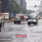 जलमग्न सड़क पर गाड़ी खींचते लोग, मुंबई बारिश का दृश्य