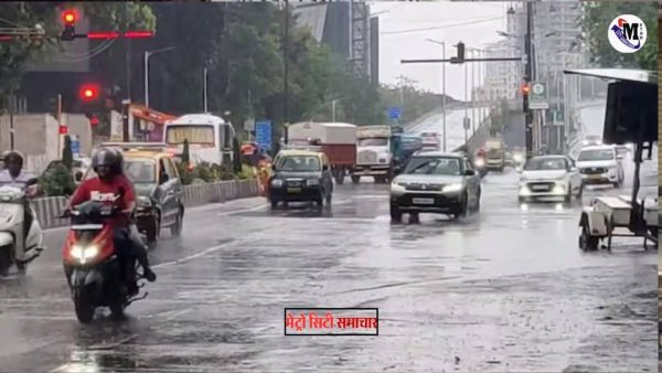 जलमग्न सड़क पर गाड़ी खींचते लोग, मुंबई बारिश का दृश्य