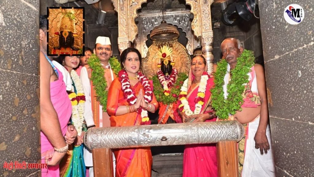 मुख्यमंत्री फडणवीस और अमृता फडणवीस ने श्री विठ्ठल-रुक्मिणी की पूजा करते हुए पंढरपुर में