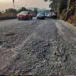 ठाणे के घोड़बंदर रोड पर गड्ढों के कारण ट्रैफिक जाम और कांग्रेस कार्यकर्ताओं का प्रदर्शन