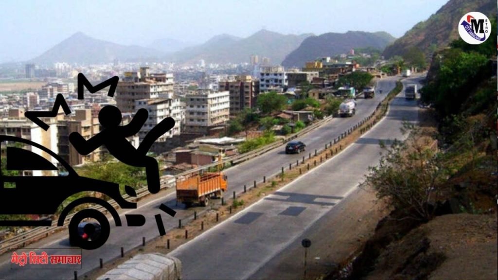 "मुम्ब्रा बायपास पर हादसे के बाद क्षतिग्रस्त बाइक और ट्रेलर"