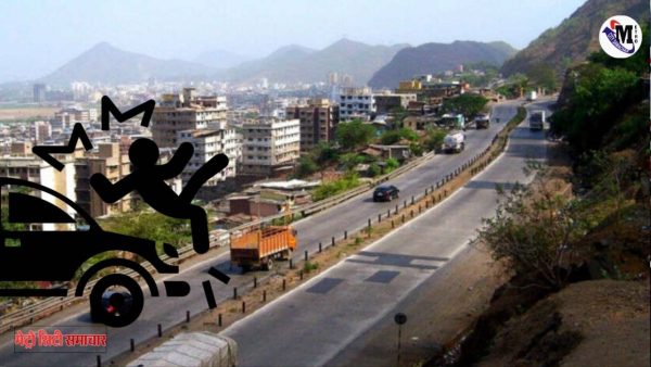 "मुम्ब्रा बायपास पर हादसे के बाद क्षतिग्रस्त बाइक और ट्रेलर"