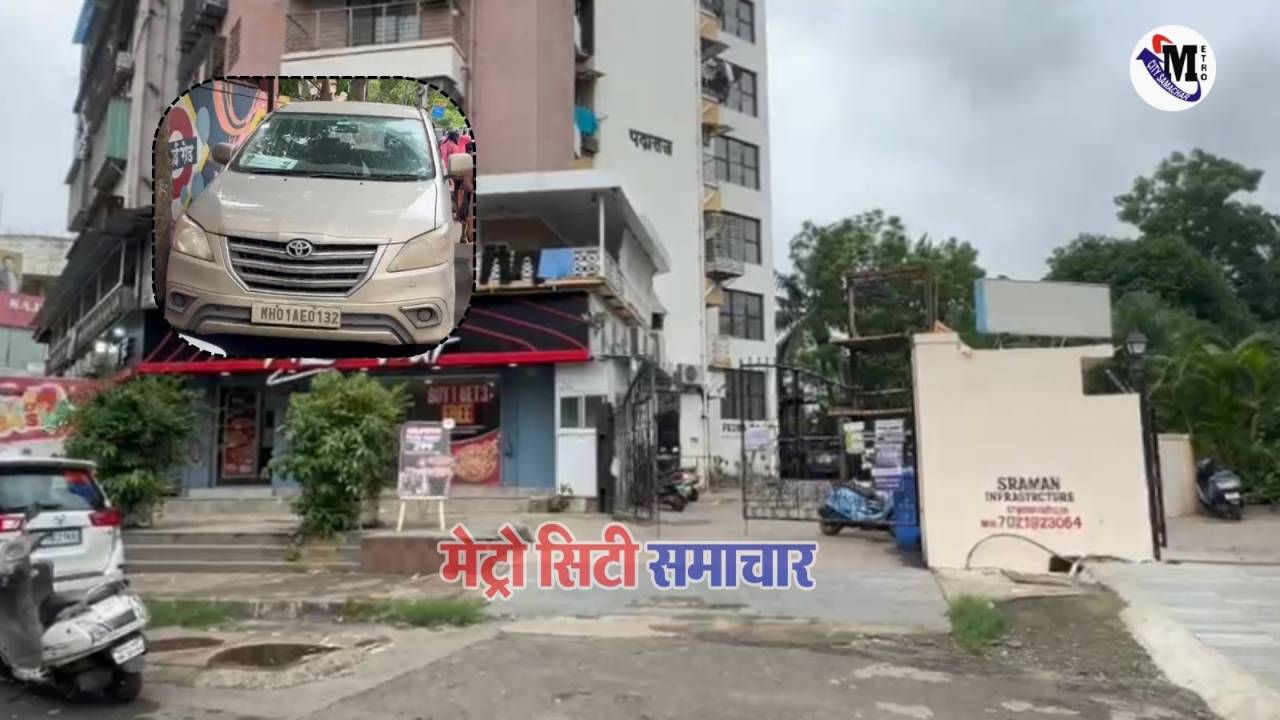 वसई पश्चिम 100 फुटी रोड पर ईडी छापेमारी के दौरान खड़ी इनोव्हा गाड़ियाँ