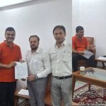 अबू आजमी अल्पसंख्यक मंत्री दत्तात्रेय भरणे को ज्ञापन सौंपते हुए