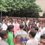 ओला ड्राइवर सनोज सक्सेना की आत्महत्या के बाद रोता परिवार