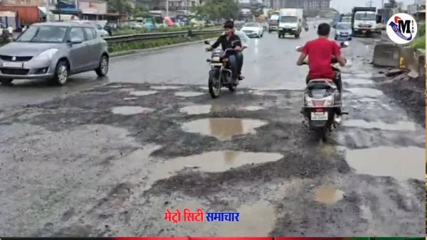 दहिसर से तलासरी के बीच टूटी कंक्रीट सड़क की तस्वीर, बारिश में बने गड्ढे और मरम्मत कार्य करते मज़दूर