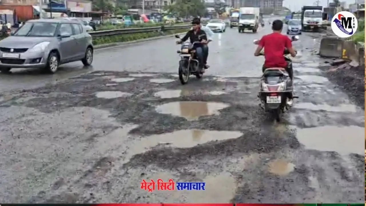 दहिसर से तलासरी के बीच टूटी कंक्रीट सड़क की तस्वीर, बारिश में बने गड्ढे और मरम्मत कार्य करते मज़दूर