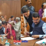 मुख्यमंत्री फडणवीस द्वारा वसई विरार के जिला परिषद स्कूलों और स्वास्थ्य केंद्रों को मनपा को सौंपने की घोषणा करते हुए