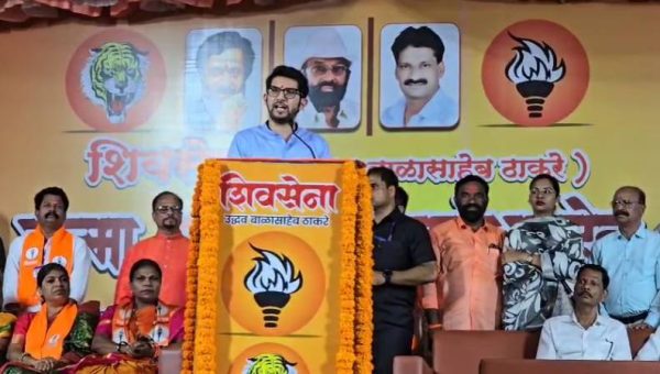 नायगांव दौरे पर भाषण देते हुए आदित्य ठाकरे