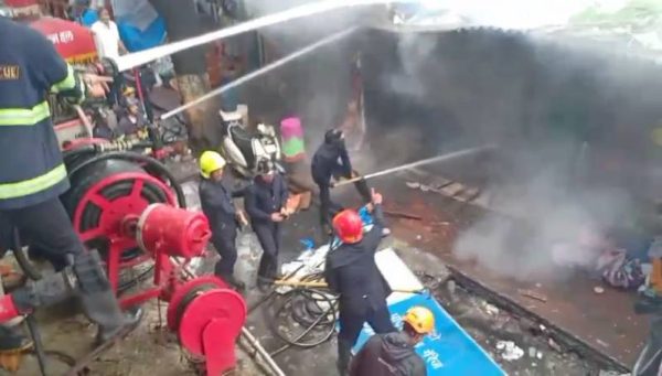 ठाणे स्टेशन स्काइवॉक के पास लगी आग का दृश्य