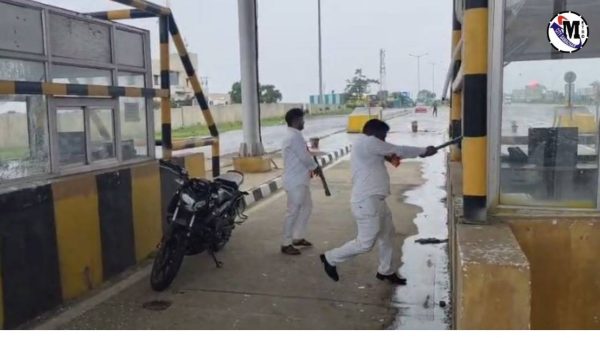 वाशिम में टोल प्लाजा पर मनसे कार्यकर्ताओं का विरोध प्रदर्शन