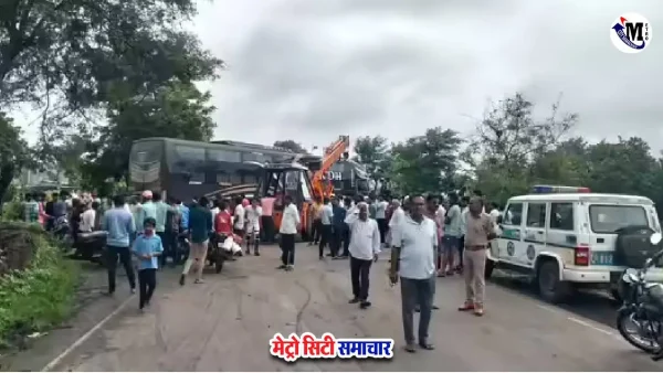 वाशिम जिले में पेडगांव के पास हुए सड़क हादसे में क्षतिग्रस्त बस और ट्रक