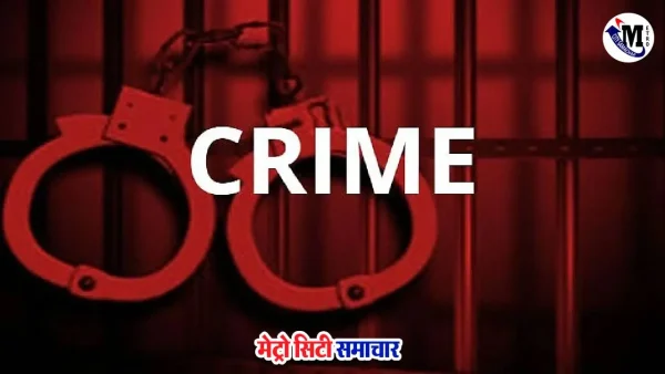 लातूर एचआईवी संस्थान में नाबालिग पीड़िता को अस्पताल ले जाते अधिकारी