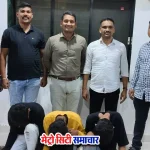अंबरनाथ पुलिस द्वारा गिरफ्तार किए गए वाहन चोर, चोरी की स्कूटी और पल्सर बाइक के साथ।