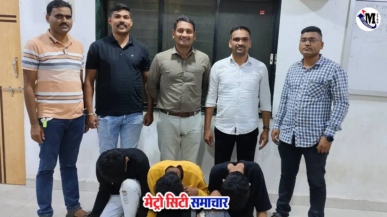 अंबरनाथ पुलिस द्वारा गिरफ्तार किए गए वाहन चोर, चोरी की स्कूटी और पल्सर बाइक के साथ।