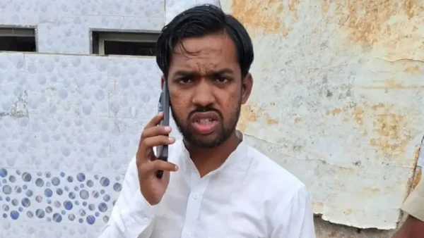 सौराष्ट्र एक्सप्रेस में फर्जी टीटीई पकड़ा गया